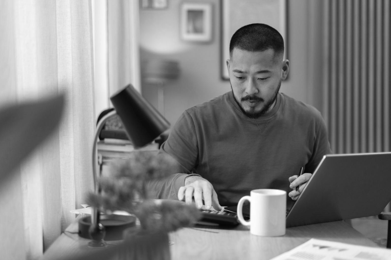 Étudiants travaillant sur des projets financiers collaboratifs