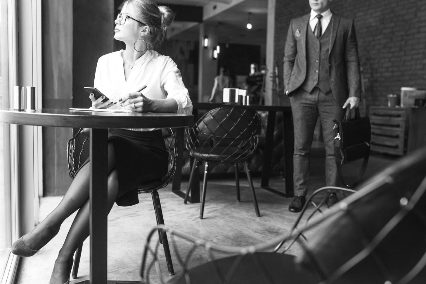 Session de travail collaboratif sur des cas financiers pratiques et authentiques