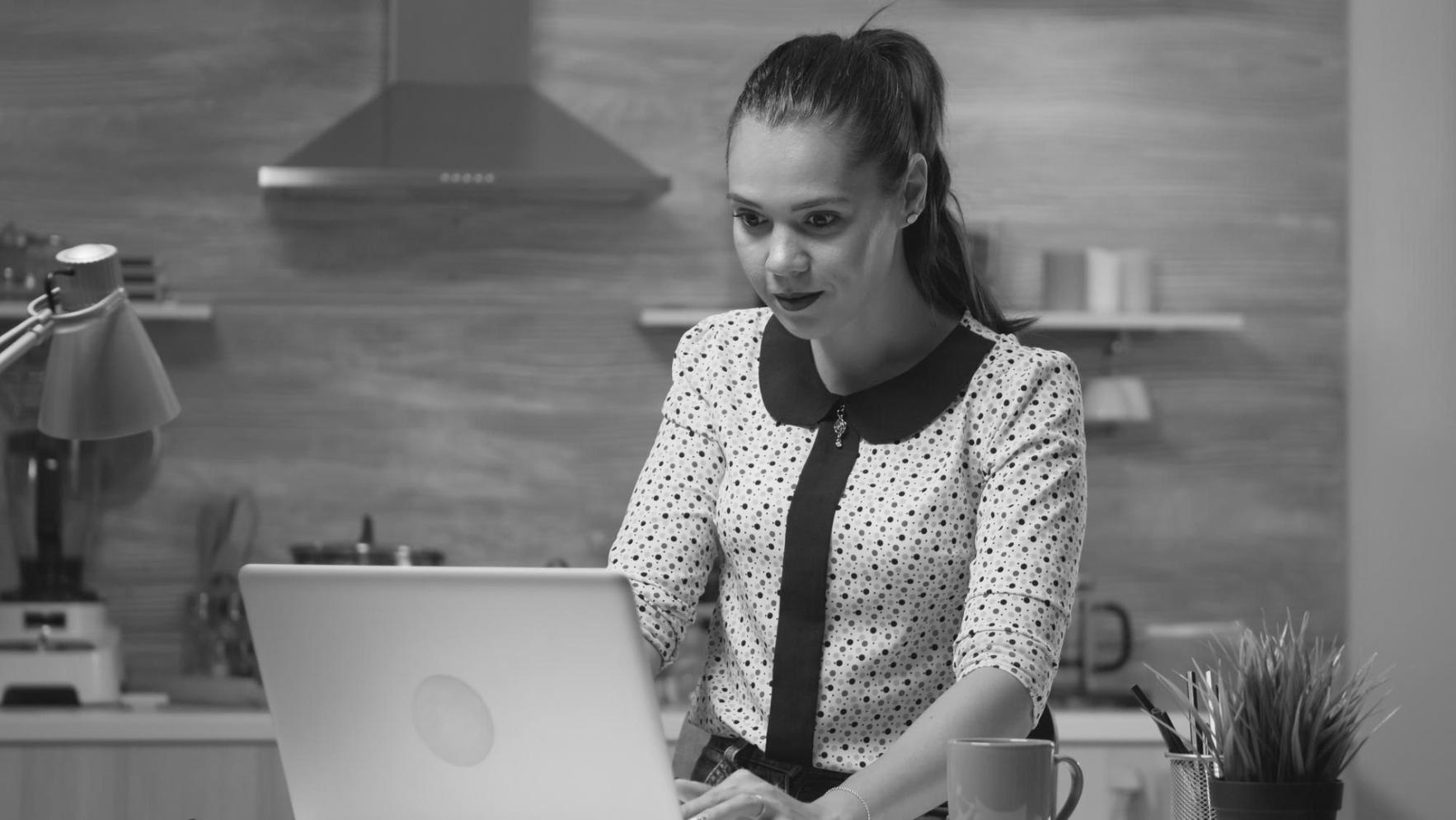 Session de formation en finances personnelles avec participants et formateur